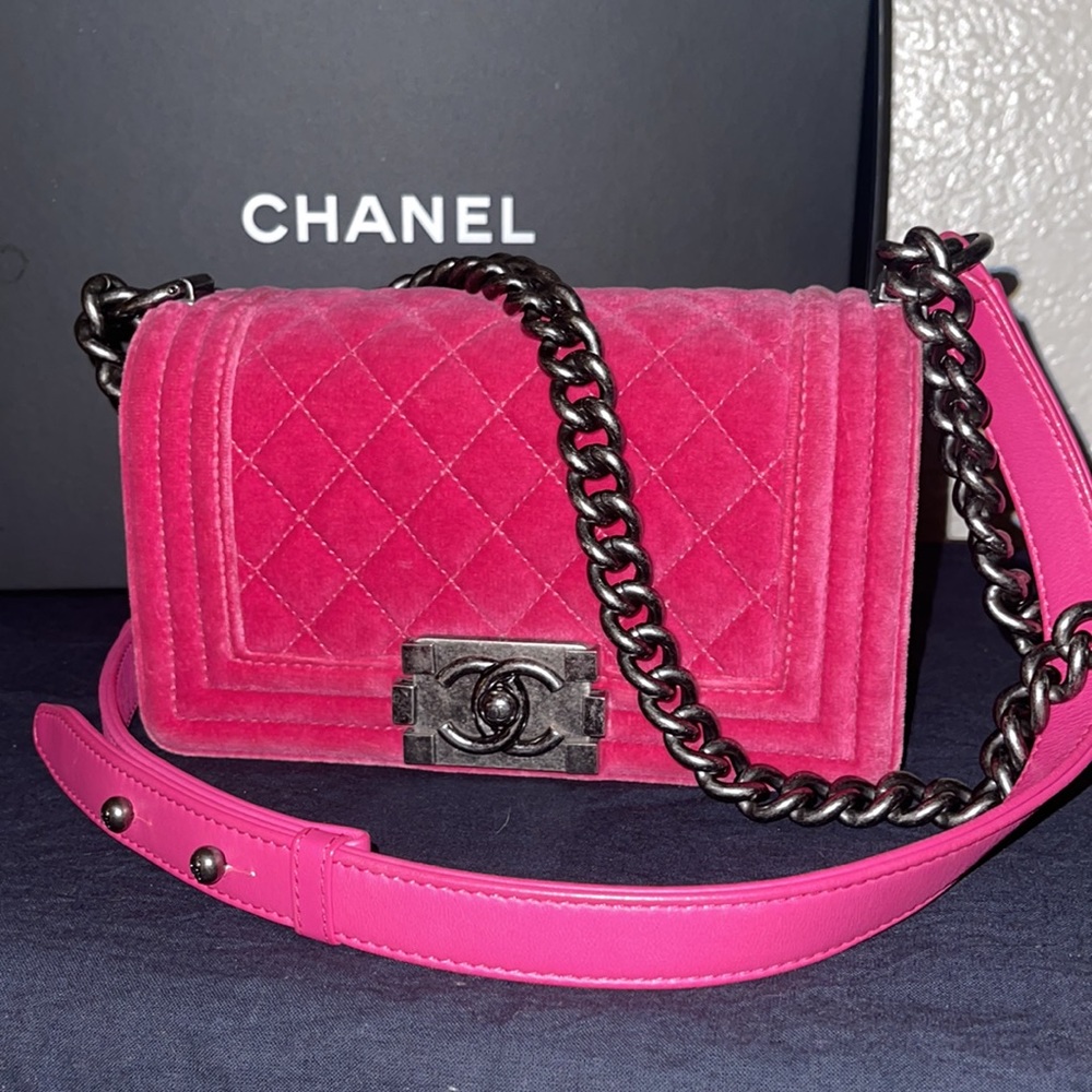 Authentic Chanel Boy in velvet with chain crossbody purse CC push lock